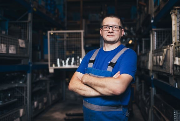 Ein Mitarbeiter aus der Fertigung von Rädern und Rollen